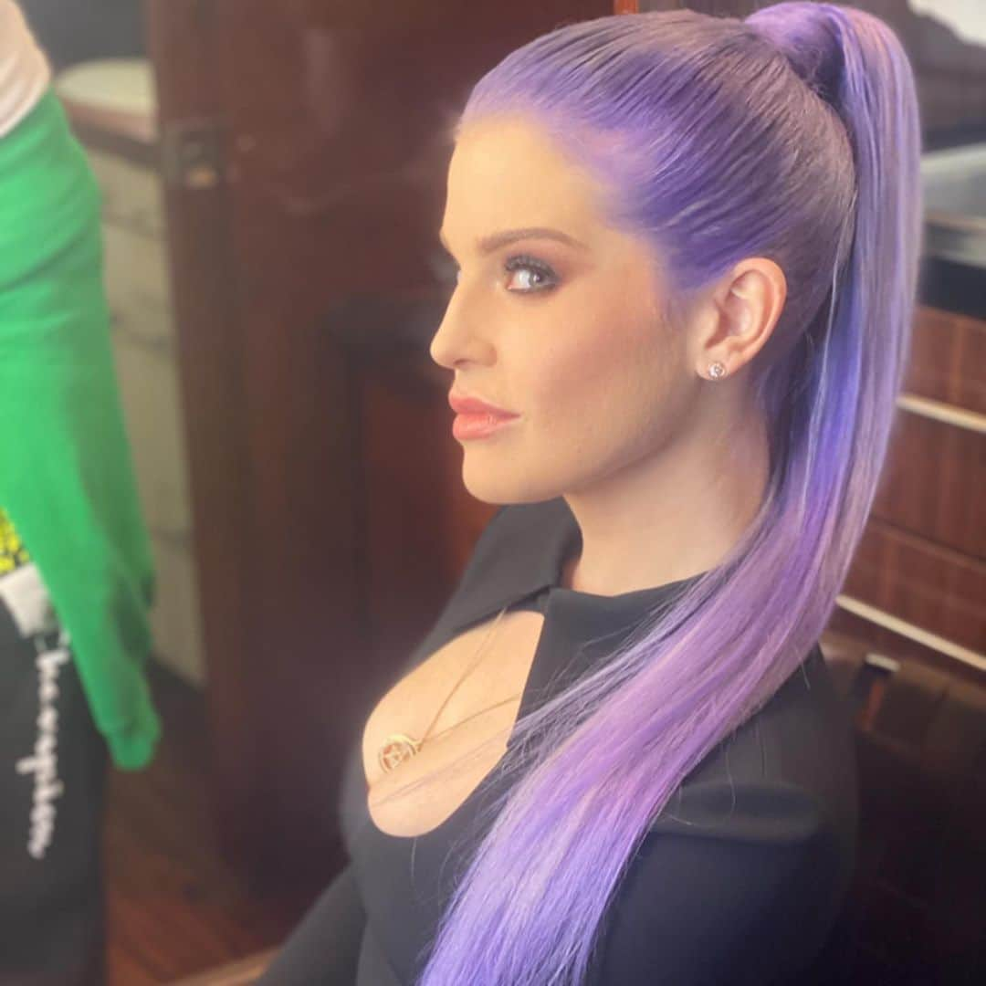 ケリー・オズボーンさんのインスタグラム写真 - (ケリー・オズボーンInstagram)「Oh she’s feeling herself today hunty!!!! Makeup by @kipzachary hair by @fraankie 💜💜💜」1月16日 5時14分 - kellyosbourne