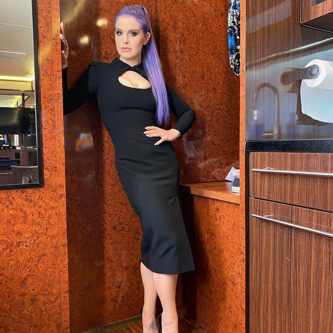 ケリー・オズボーンのインスタグラム：「Oh she’s feeling herself today hunty!!!! Makeup by @kipzachary hair by @fraankie 💜💜💜」