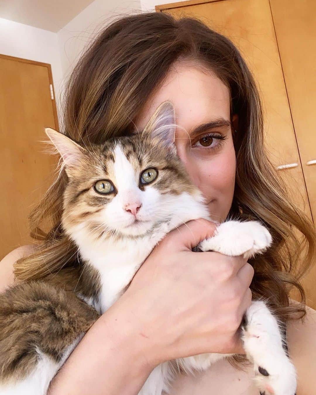 ガブリエラ・パパダキスのインスタグラム：「Luckiest cat mama in the 🌍」