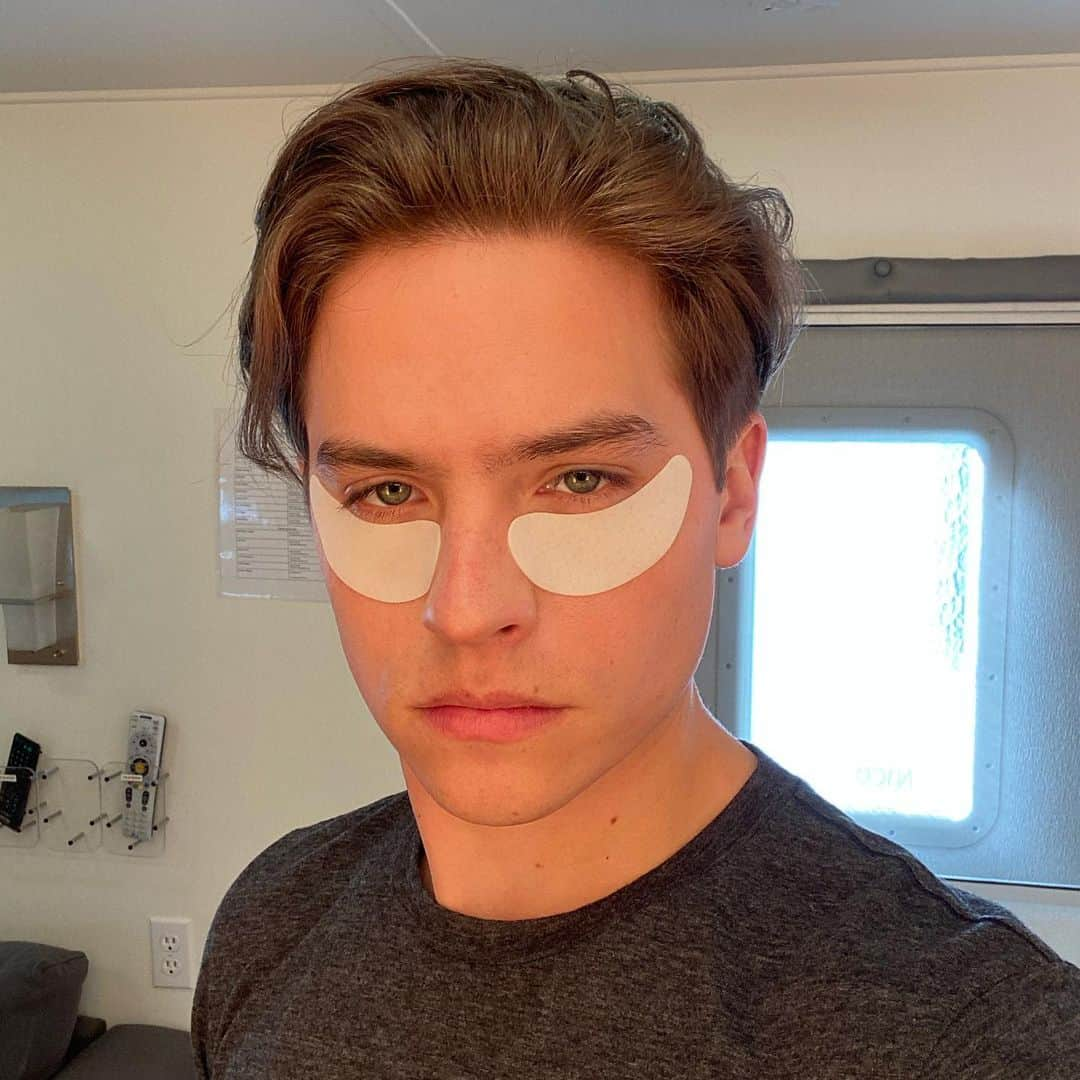 ディラン・スプラウスのインスタグラム：「Back on set, back to puffy eyes」