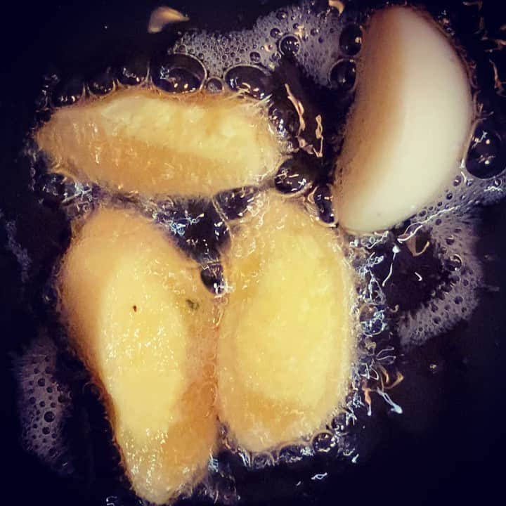 ケリスのインスタグラム：「Fried 🧄 is just so scrumptious! #food」