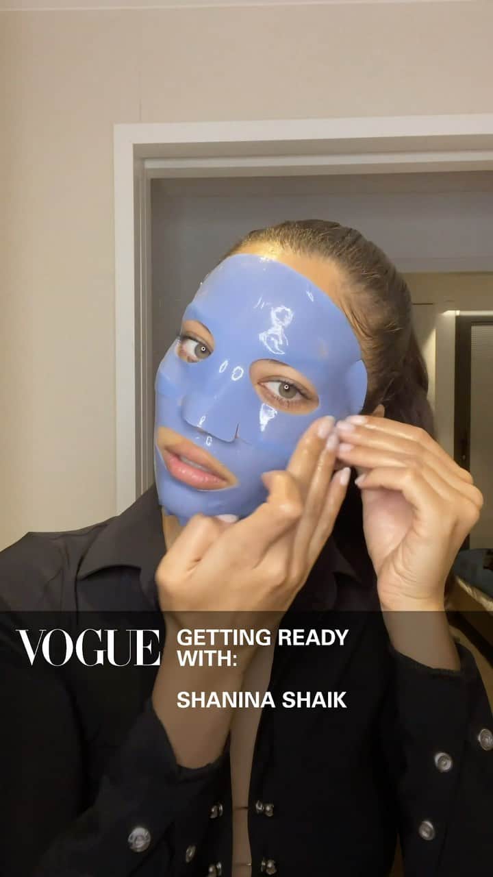 シャニーナ・シャイクのインスタグラム：「Check out my @vogue getting ready feature - I wanted to show you how I prep my skin before a makeup look. I use my favorite beauty facial tools / masks and skincare products.  I hope you can try  this at home too🥰  Thank you vogue x  Products/ brands I used :   @drbarbarasturm  @augustinusbader  @111skin  @joannaczechofficial  @skinceuticals  @diormakeup  @narsissist  @kkwbeauty  @fentybeauty」