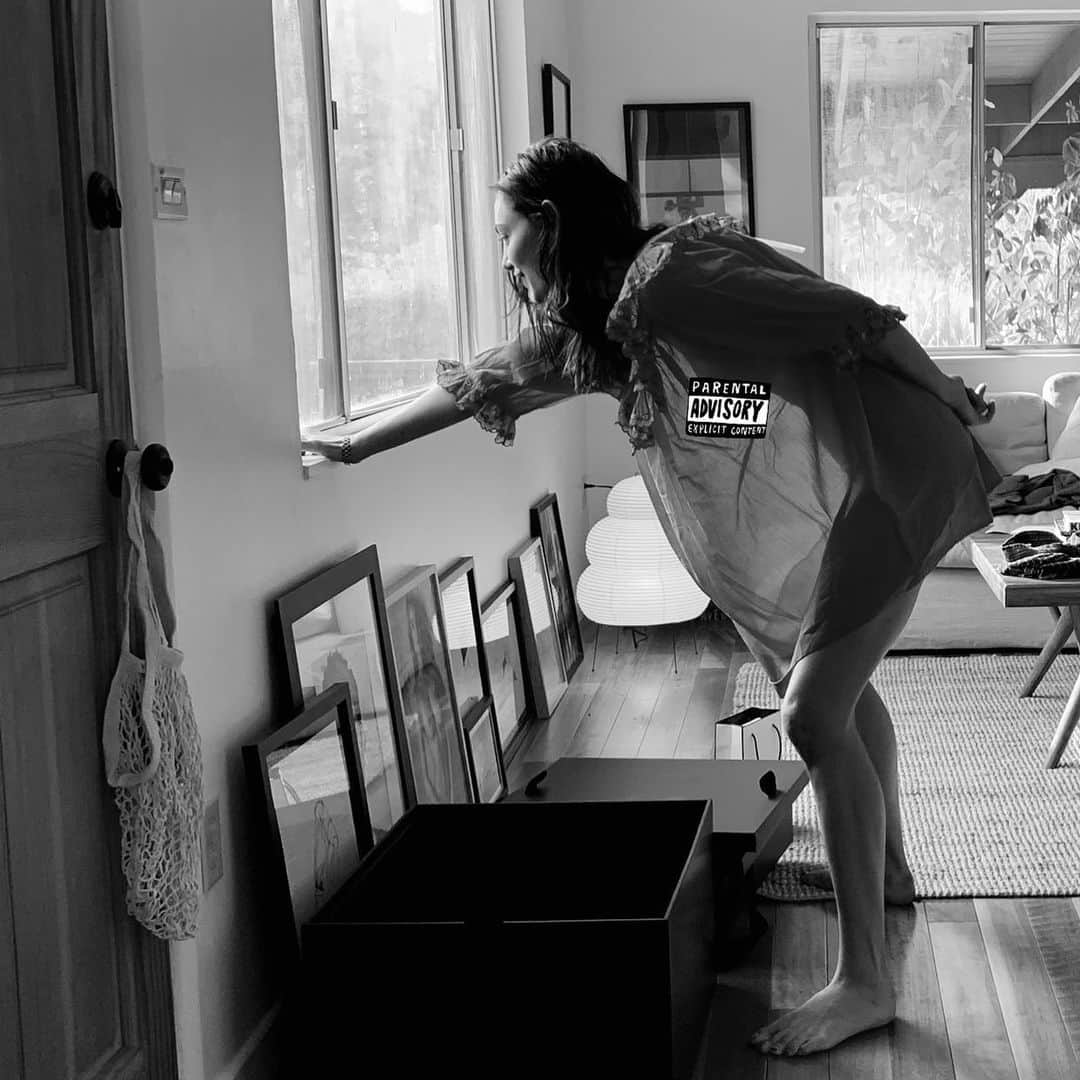 フィービー・トンキンのインスタグラム：「Available for Album Covers」