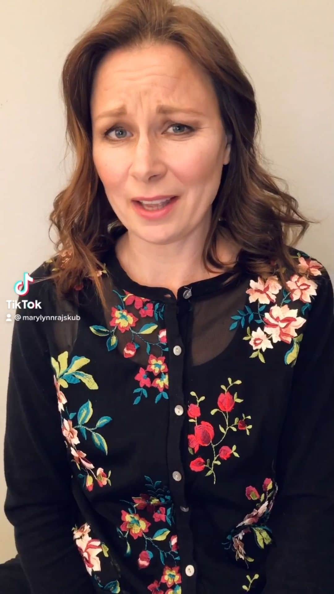メアリー・リン・ライスカブのインスタグラム：「Pre-order on Vimeo. Yes I do #stand #up #comedy #marylynnrajskub #live #pandemic #dating #wifey #celeb #isthisavailable #laugh #love #life」