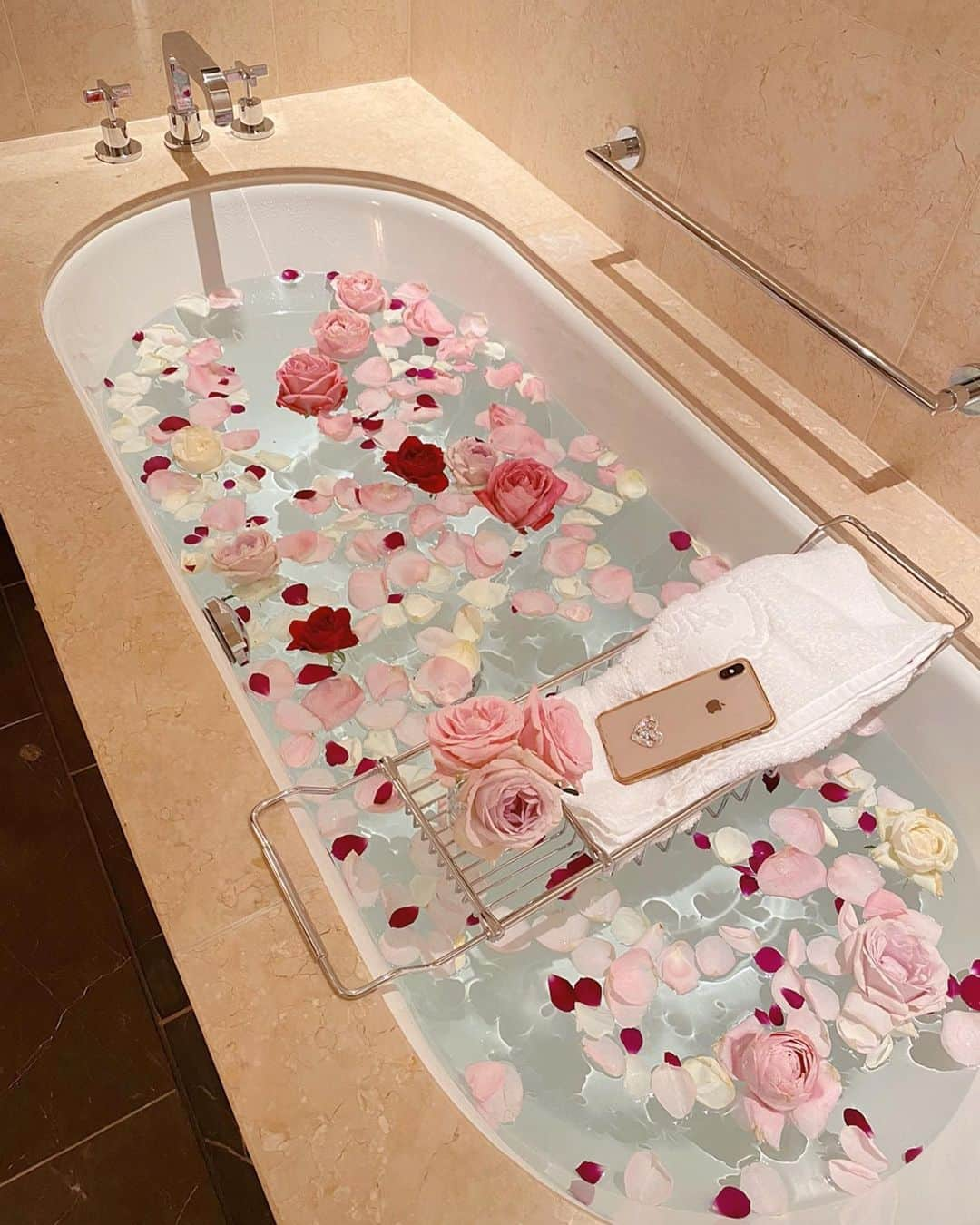 Yuka Kaedeのインスタグラム：「Rose Bath . . 薔薇の最後は、ドライにするかお風呂に使うか♡ . . #rosebath#roseedit#roseday#roseflower#rosephotography#roselover」