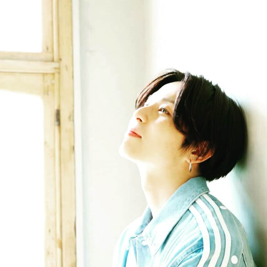 荒木宏文のインスタグラム：「今月も折り返しました。 #ワタナベ商店 #1月 #ブロマイド #アザーカット」