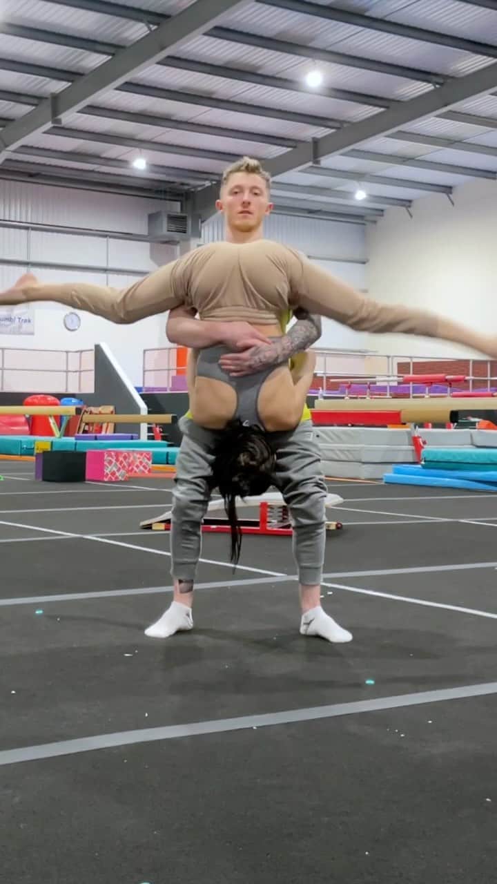 ナイル・ウィルソンのインスタグラム：「For you and your lockdown partner! 🤸🏼‍♂️ Second one took us 2 hours! 🤪 @emily_mccarthy95 @gymshark #gymshark #gymnastics #coupleschallenge」