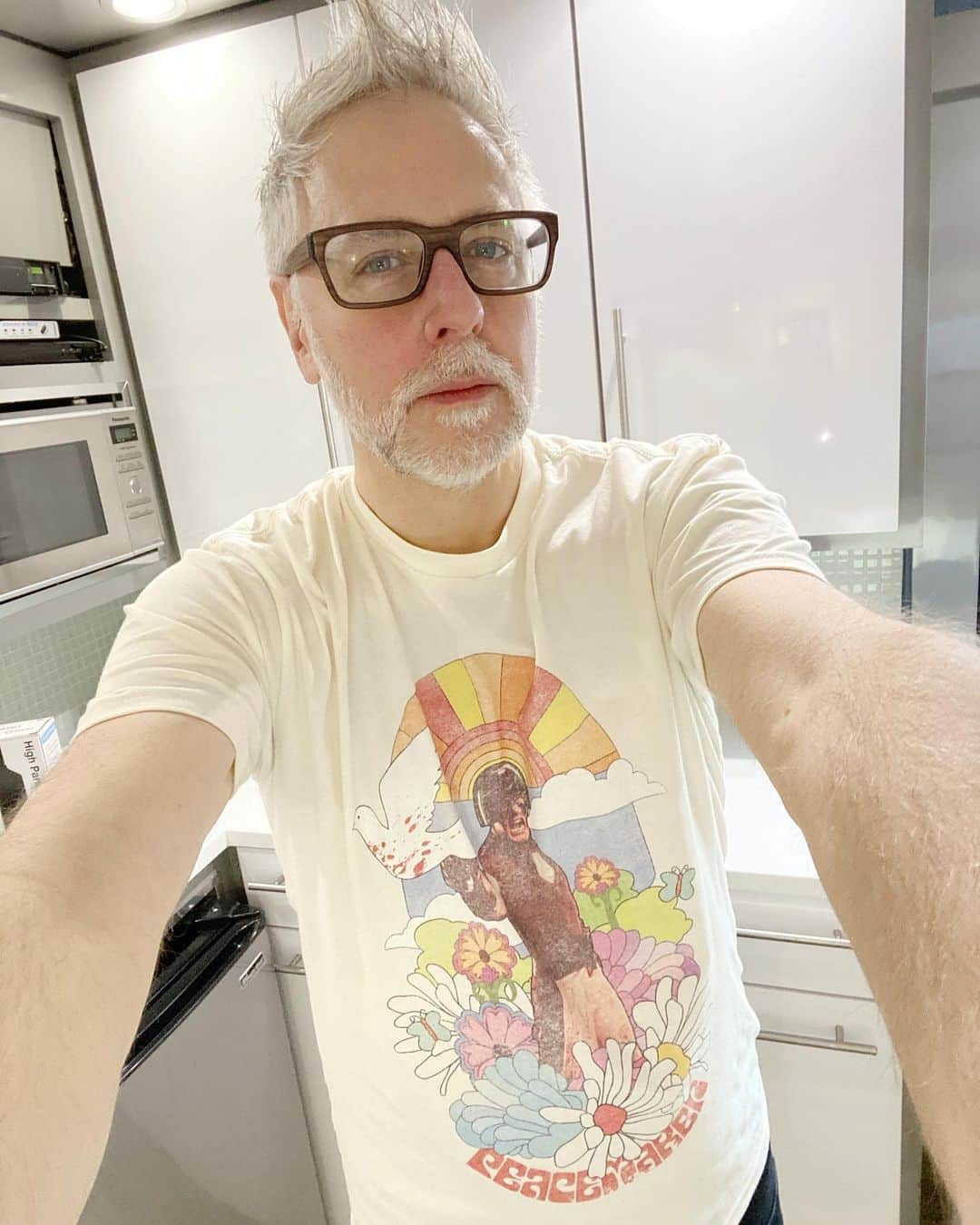 ジェームズ・ガンのインスタグラム：「5 months ago, while quarantining, I was almost done editing #TheSuicideSquad & had just turned in a draft of #GuardiansoftheGalaxyVol3 & was awaiting notes. Normally I would try & take a break during this time & go on vacation. But with Covid that wasn’t happening. So, having nothing else to do, I started writing a TV series, #Peacemaker, mostly for fun, as I didn’t believe it was ever going to happen. I wrote a whole first season in 8 weeks. And now, here I am in my trailer, on the first day of shooting. Life is surreal. Let’s go (& go safely!) ❤️☮️🕊」