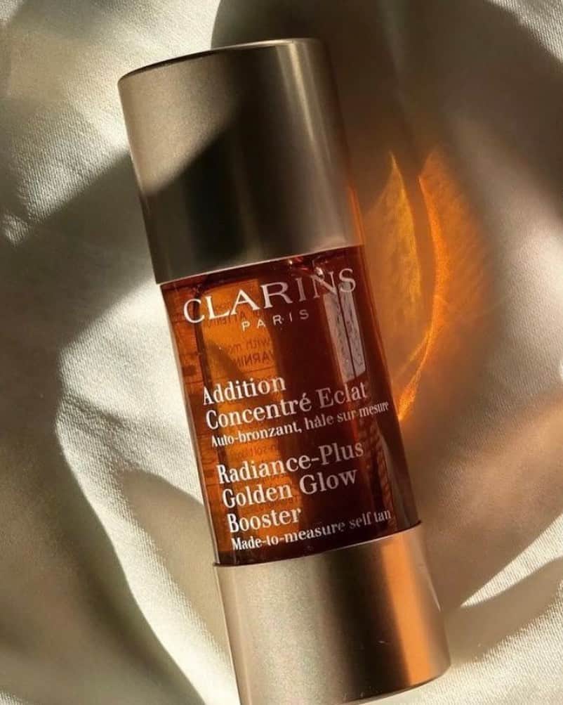 CLARINSさんのインスタグラム写真 - (CLARINSInstagram)「✨Our #fanfavorite Radiance-Plus Golden Glow Booster for Face is perfect if you feel your face needs a little boosted glow in the winter months ✨🌴 ✨💛Comment below if you love this glow booster! 💛✨ The formula effortlessly mixes with any moisturizer for a customizable, natural-looking golden glow.  Rp @inbeauty____  #winterskincare #skincare #sunlesstanning  #glow #clarins #clarinsskincare」1月16日 6時05分 - clarinsusa