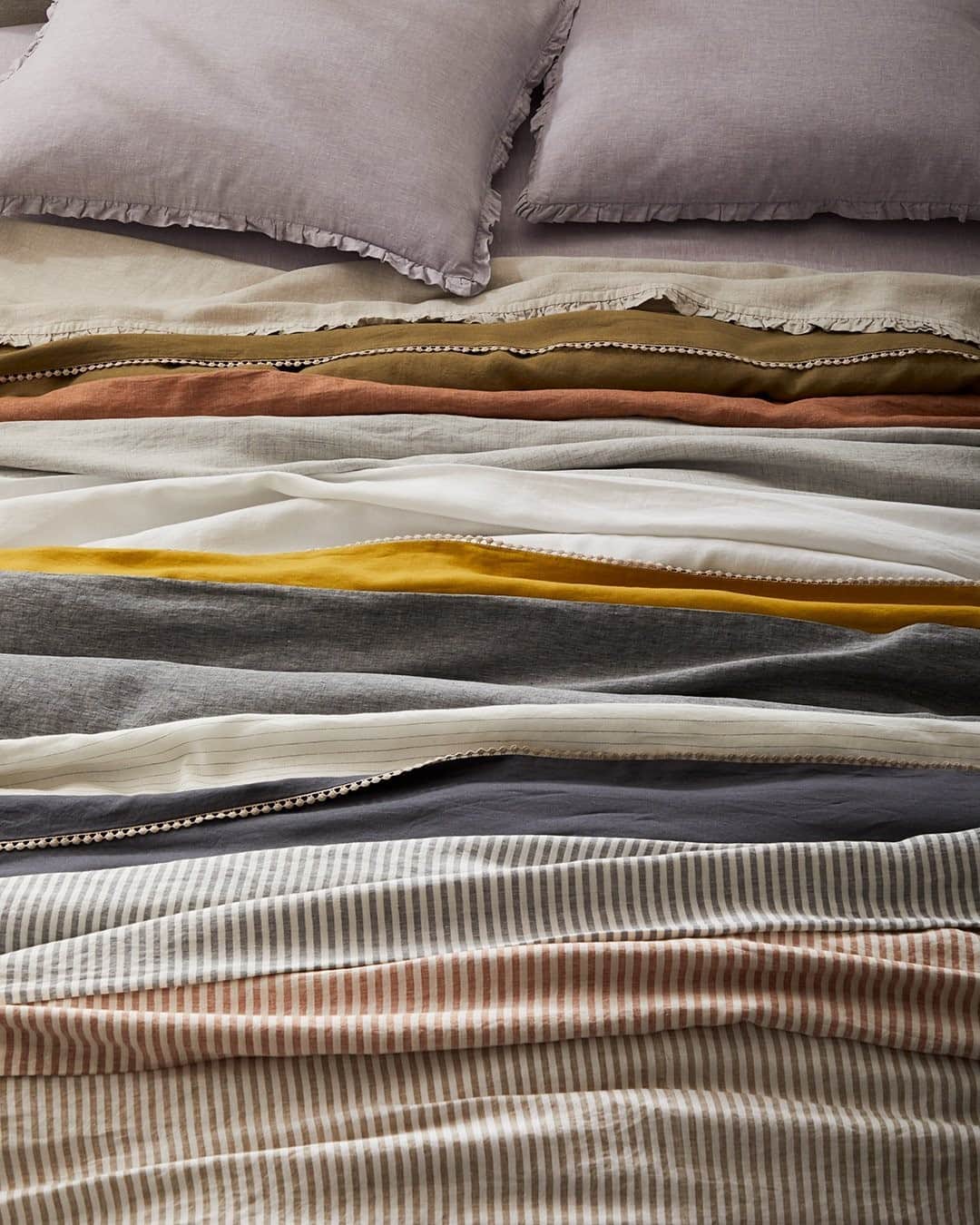 のインスタグラム：「On #FairTradeFriday, we're spotlighting our @fairtradecertified European Flax Linen bedding collection, now available in brand new colors and patterns! Known for its breathability, linen keeps you cool in the summer and warm in the winter, so it's ideal for year-round snoozing 💤 Tap the link in our bio to shop these styles and more!」