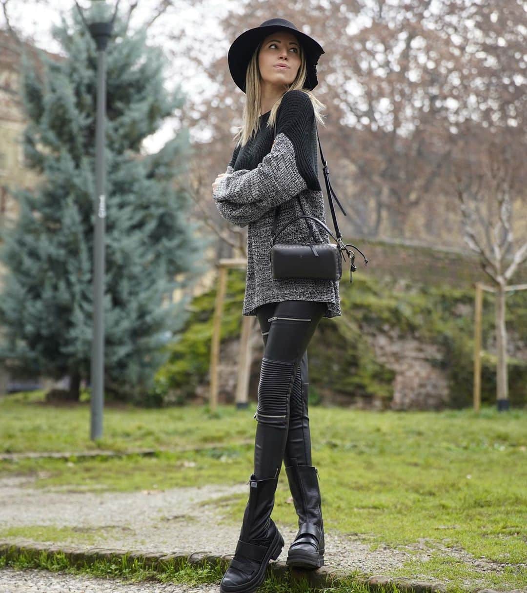 エンリーベグリンさんのインスタグラム写真 - (エンリーベグリンInstagram)「Back to black!  Fall winter sale on our website shop.henrybeguelin.it  #henrybeguelin #boots #bag」1月16日 6時00分 - henrybeguelin_official