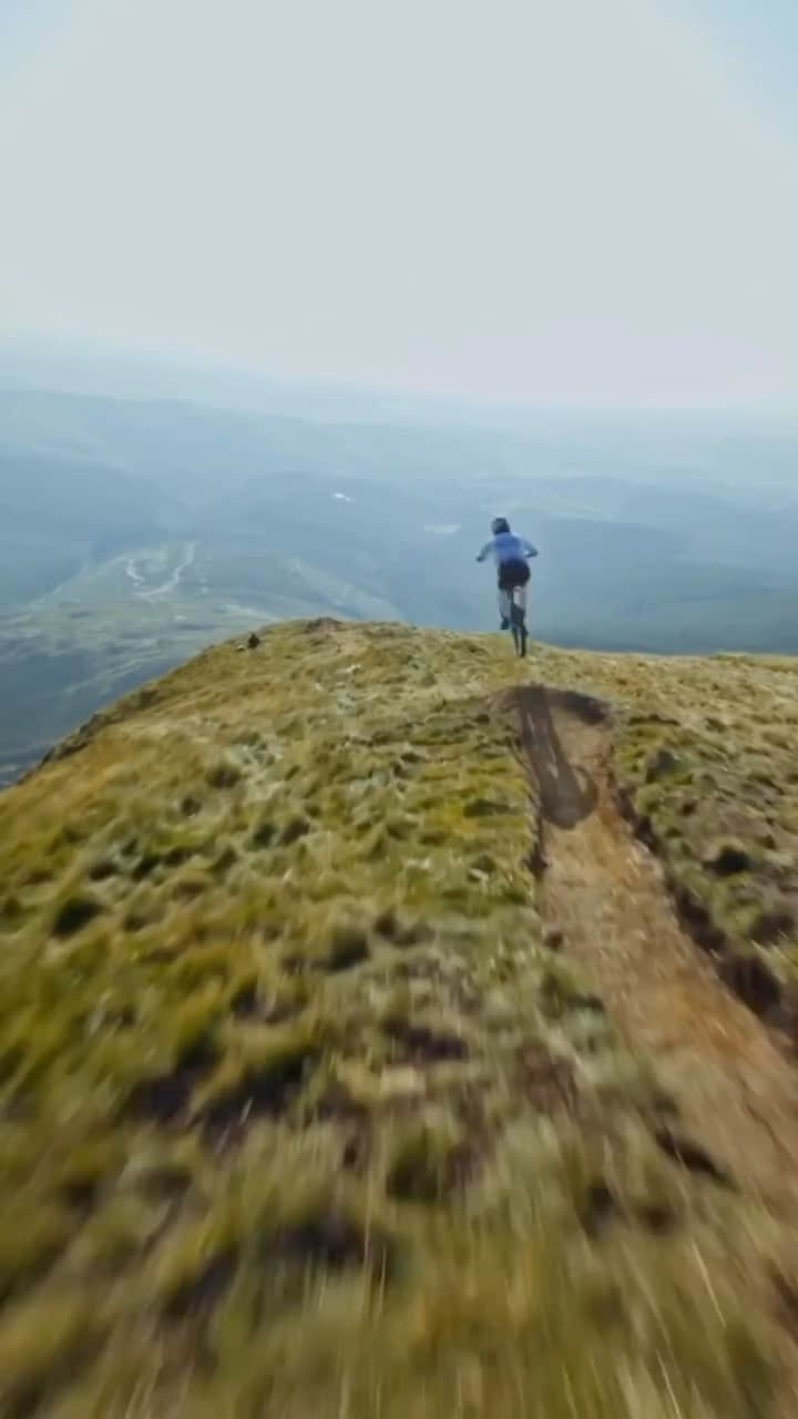 レッドブルのインスタグラム：「we're not even sure words can describe this line from @gee_atherton 👏 #redbull #givesyouwiiings #mtb #bike #fromwhereiride #bikelife」