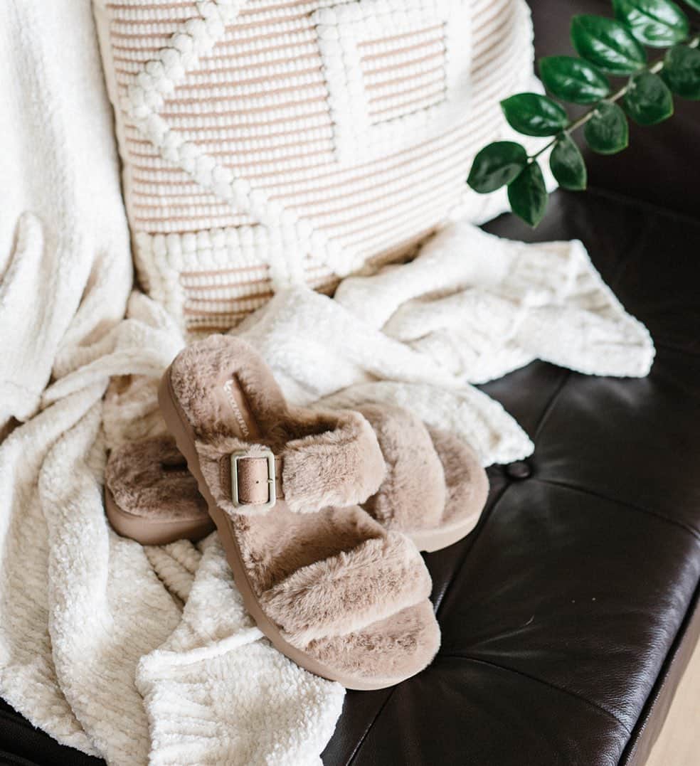 クーラブラさんのインスタグラム写真 - (クーラブラInstagram)「TGIF!! It’s a long weekend and we are excited to relax around the house in our favorite Furr-ah sandals! ☁️✨#koolaburra #koola」1月16日 6時12分 - koolaburra