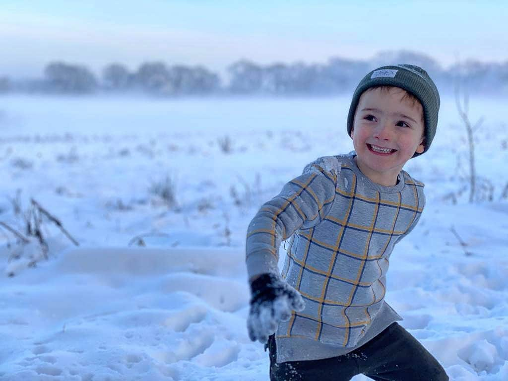 ヘレン・スケルトンさんのインスタグラム写真 - (ヘレン・スケルトンInstagram)「Snow days.... @oliviagrace90 and I did this jumper because my kids HATE wearing coats. Fleece lined and falls lower than their waistbands so it’s better than a football shirt which is all he ever wants to go out in! You pick your battles!! Use winter40 for 40% off all remaining stock. #organiccotton #sustainablefashion #kidsboutique #kidsclothes #myboys #toybreaker (link in bio)」1月16日 6時06分 - helenskelton