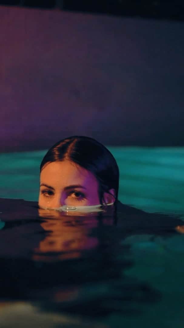 ヴィクトリア・ジャスティスのインスタグラム：「So grateful to the people who made this possible to do safely & swiftly, we shot it in one night (!) and I'm so proud of how it turned out. If you haven't seen it yet, the link is in my bio ♥️  Director: @john.logsdon Camera: @patrickdmusic Stylist: @madisonguest H&MU: @makeupbylusine Body Double: @lilydowlingla BTS: @aaro.digital」