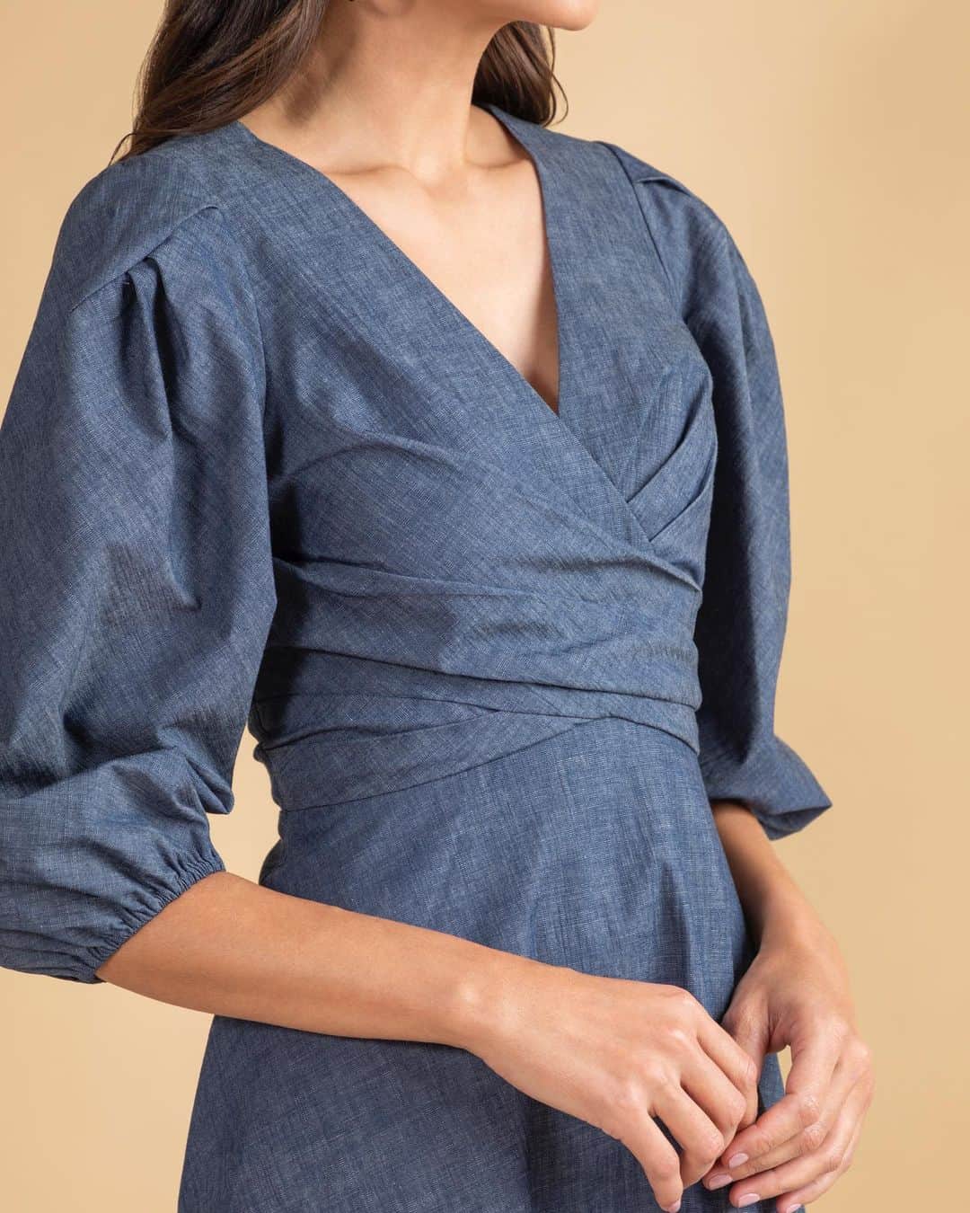 のインスタグラム：「Denim details on Resort’s newest silhouette, the Kiora Dress! #shoshanna #resort #newarrivals #denim」