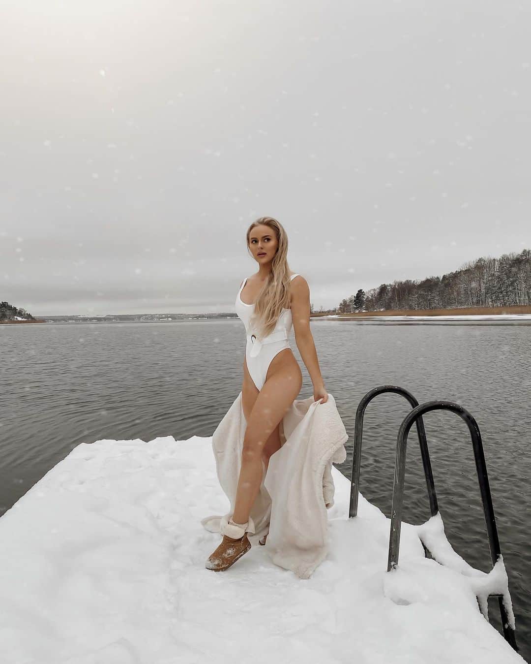 のインスタグラム：「Who’s up for a icy swim? ❄️」