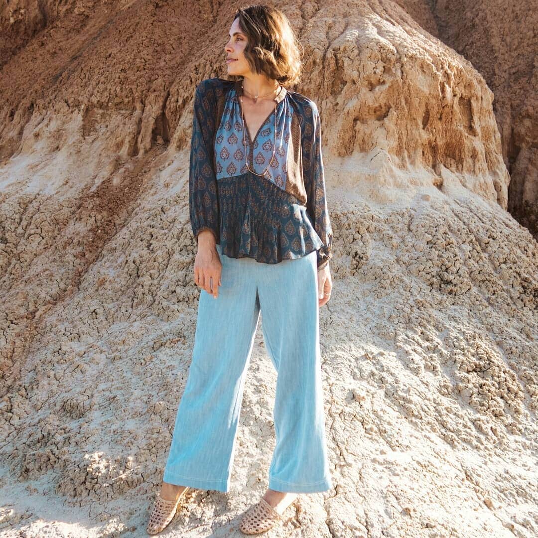 ミーガンパークさんのインスタグラム写真 - (ミーガンパークInstagram)「Bohemian darling @gypsyfind in the Melike Silk Blouse and Denim Flare Pant. Find these as part of our summer sale on now x」1月16日 6時38分 - _meganpark