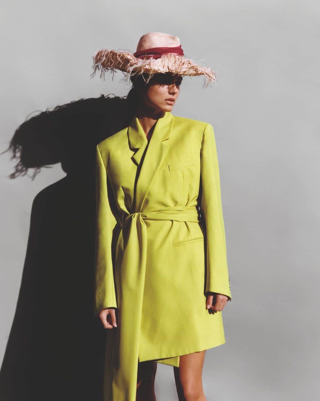 Vogue Españaさんのインスタグラム写真 - (Vogue EspañaInstagram)「Ganador de la edición 2020 del premio Vogue Who’s on Next, el diseñador sevillano Jaime Álvarez quiere hacer de su marca el nuevo faro del vestir masculino. En un momento en el que cuestionar el género –también de la ropa– manda, @mansconceptmenswear es la etiqueta que apela específicamente a un destinatario que ya sabe que las reglas de la indumentaria están para saltárselas 💥 #VogueEnero ▪️Fotografía: @santidehita ▪️Estilismo: @martabajoflecha ▪️Maquillaje: @josebelmontemakeup (Cool Producciones) para Nars ▪️Peluquería: @manfdz (Cool Producciones) ▪️Modelos: @elecambon y @_muinelo_ (UNO Models)」1月16日 6時31分 - voguespain