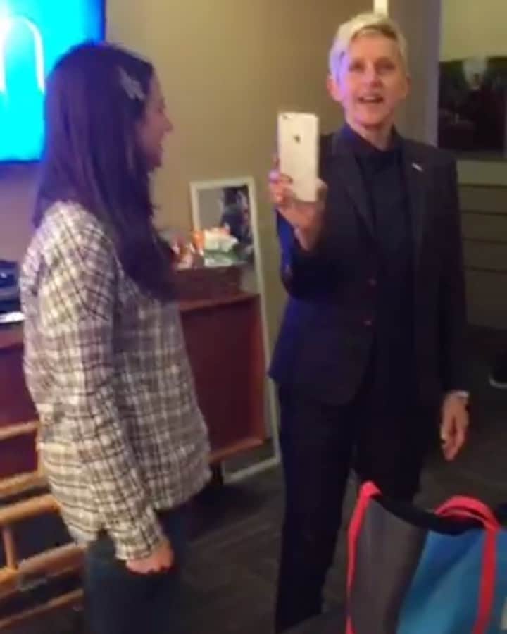 ケイティ・ロウズのインスタグラム：「Nothing makes me laugh like @jamiemakeup’s reaction to @theellenshow walking into this video. A throwback I just stumbled upon, all I see is so many people without masks in a tiny room, and I can’t wait to be able to hang out like this again. I love this. And @andylassner popping his head in there 😜!」