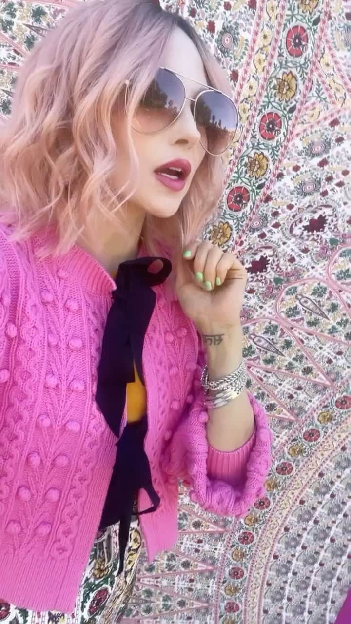 アリス+オリビアのインスタグラム：「Pink hair, pink kitty and embroidery jeans! #Spring21」