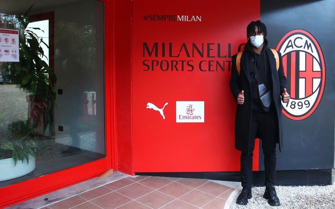 ACミランさんのインスタグラム写真 - (ACミランInstagram)「From Turin to Milan 🆕🏡  Welcome to your new home, @soualihomeite 👏  #ReadyToUnleash #SempreMilan」1月16日 6時36分 - acmilan