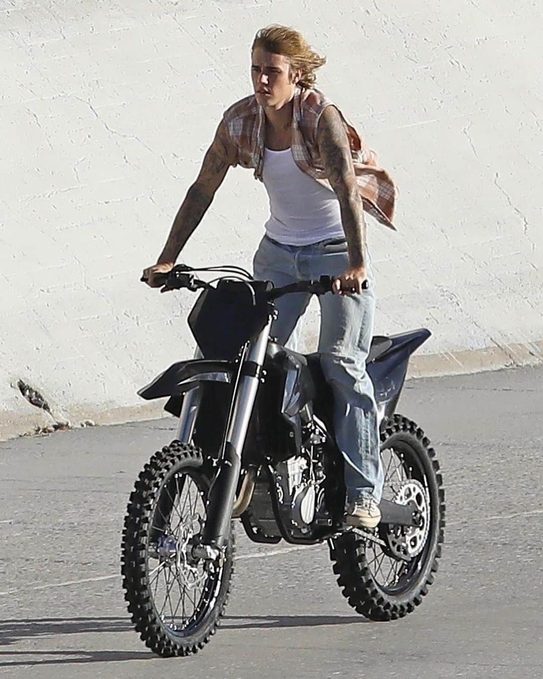 Just Jaredさんのインスタグラム写真 - (Just JaredInstagram)「It looks like Justin Bieber is working on a new music video! The singer was spotted riding a motorcycle through the Los Angeles River basins while a camera crew followed the action. We have lots of pics up on Just Jared right now. #JustinBieber Photos: Backgrid」1月16日 6時45分 - justjared