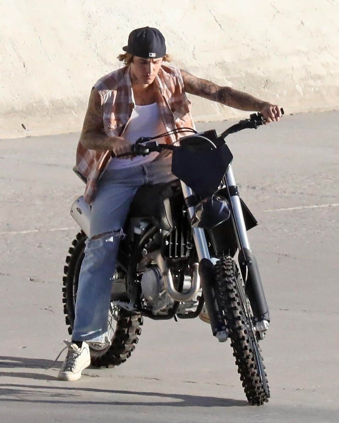 Just Jaredさんのインスタグラム写真 - (Just JaredInstagram)「It looks like Justin Bieber is working on a new music video! The singer was spotted riding a motorcycle through the Los Angeles River basins while a camera crew followed the action. We have lots of pics up on Just Jared right now. #JustinBieber Photos: Backgrid」1月16日 6時45分 - justjared