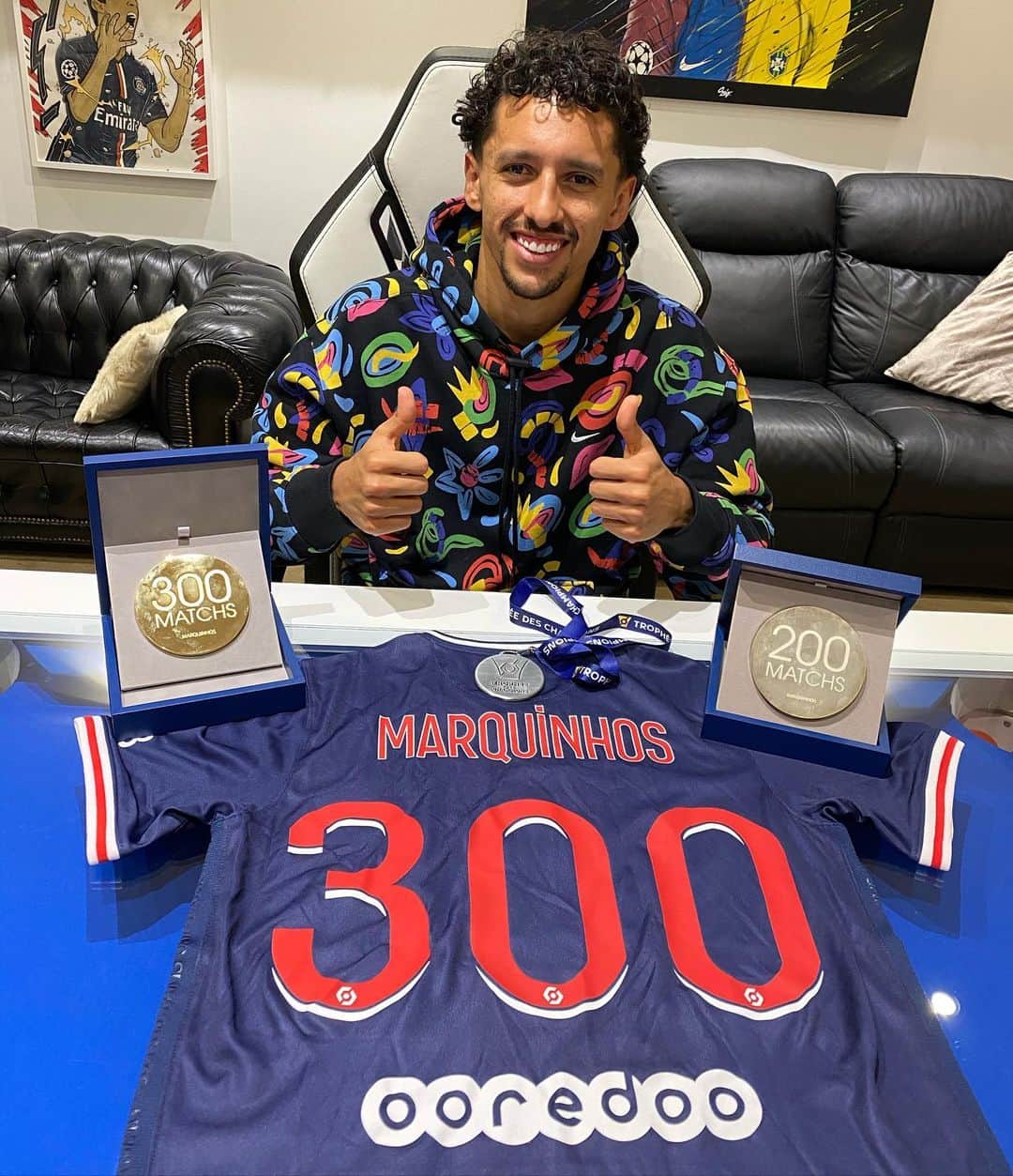 マルコス・アオアス・コレアのインスタグラム：「🇧🇷 É uma honra ter atingido essa marca com a camisa do @psg, ainda temos bons momentos para vivermos juntos... Agradeço a todos aqueles que fizeram parte dessa caminhada, a aventura continua ❤️💙🙏🏼 / 🇫🇷 C’est un honneur d'avoir atteint ce cap avec le maillot du @psg, Il nous reste encore des bons moments à vivre ensemble... Je remercie tous ceux qui ont fait partie de ce parcours, l'aventure continue ❤️💙🙏🏼」