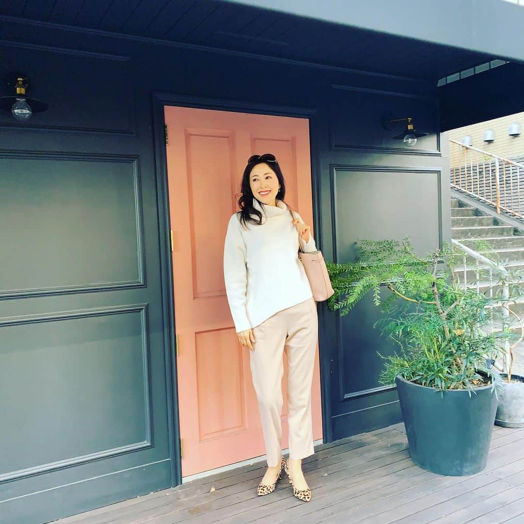 のインスタグラム：「今、ワクワクする新商品を開発してます。作るのが本当に難しくて、壁に当たるたびに、ダメかも〜ってなるけど、笑  でも、できたら絶対皆さんに喜んで頂けると思うから、頑張ります。 大ヒットの予感(^^)  次の扉が開きますように〜✨  @definebeautyjapan  @definebeauty @ディファインビューティ  #コスメ好きさんと繋がりたい  #コスメ  #コスメ好き  #キレイ  #キレイになりたい  #アラフィフコーデ #アラフィフ女子 #大人可愛い #今日のコーデ #大人スタイル #企業女子 #スナップミー #上品コーデ #キレイめコーデ #化粧品  #instapicture  #beauty  #beautiful  #fashionblog #fashionblogger #dailylook #tokyolife」