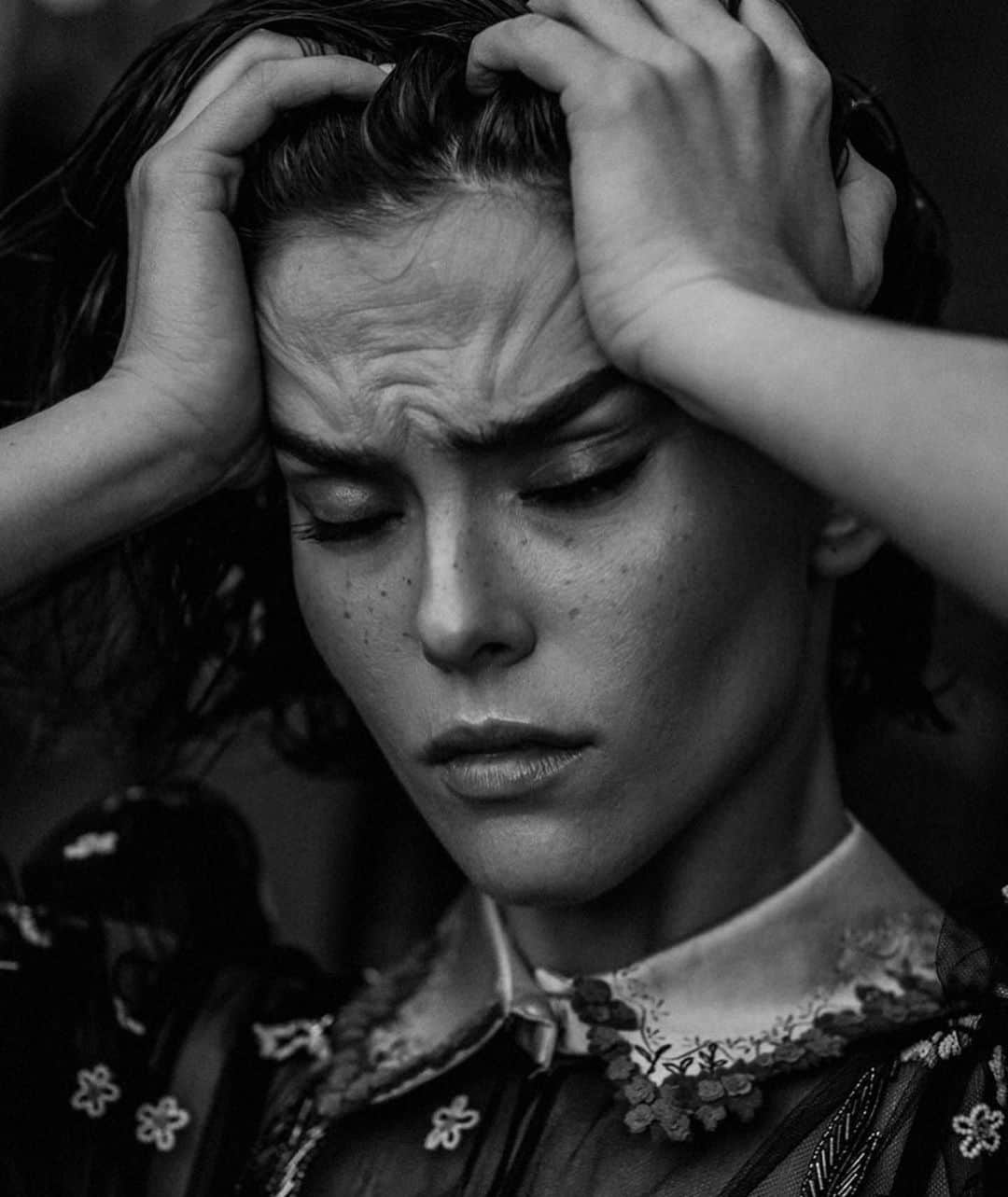 ゾーイ・ドゥイッチのインスタグラム：「me trying really hard to focus on *a* *single* *thing*」