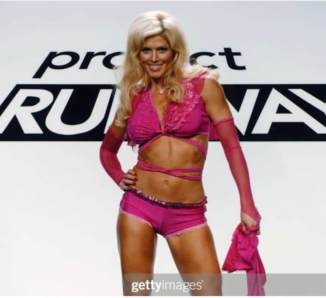 トリー・ウィルソンのインスタグラム：「. #FBF . Dear Lord. Who is this bimbo looking gal? 😂 😂 I agree Heidi, I agree...my goal here was for the ppl in the rafter seats to know who was comin. Not my best look. 😎 . Thanks for finding these gems @torriewilsoncentral 😊」