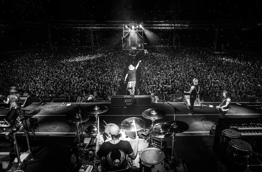 Guns N' Rosesさんのインスタグラム写真 - (Guns N' RosesInstagram)「When the fans sing 🎤」1月16日 6時58分 - gunsnroses
