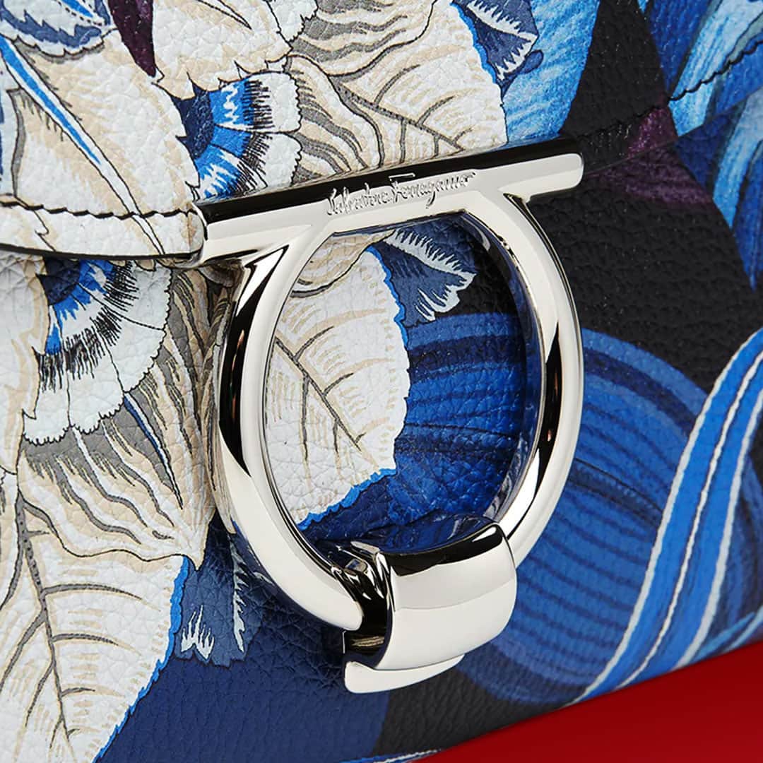 サルヴァトーレ・フェラガモのインスタグラム：「All in the Details: a closer look at the iconic gancini clasp that is the crowning glory on a canvas of evocative foliage prints as seen in an elegant new top handle bag.」