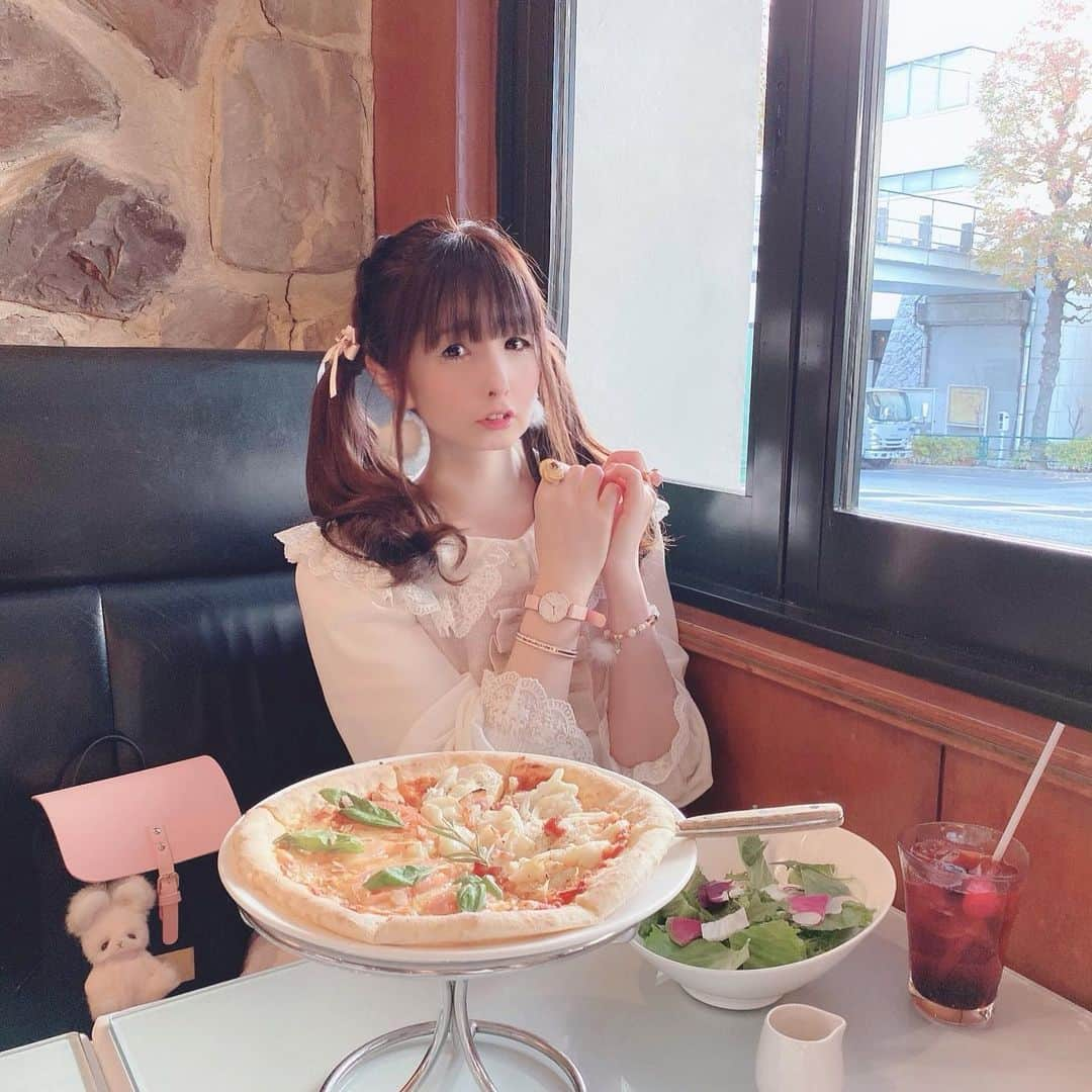 伊藤芽衣さんのインスタグラム写真 - (伊藤芽衣Instagram)「いつの日かの﻿ カワスタの﻿ ランチ休憩で…♡﻿ ﻿ つけていたアクセサリーを﻿ 紹介します♡﻿ ﻿ 三つ編みリボン＊﻿ sweet seasonさん♡﻿ （@sweetseason.maou ）﻿ ﻿ ピアス＊﻿ ゆめぐっず♡﻿ ﻿ 時計とブレスレット＊﻿ Daniel Wellington さん♡﻿ （@danielwellington ）﻿ ﻿ ブレスレット＊﻿ Pinky Magic*さん♡﻿ （@pinkymagic_kumi ）﻿ ﻿ リング＊﻿  &tさん﻿ （@andt_handmade ）﻿ です♡﻿ ﻿ ピンク×白　は﻿ いちばんめいちらしいコーデです◎﻿ ﻿ 腕時計も﻿ ベルトがやさしいピンクだと﻿ ガーリーコーデに﻿ ぴったりでうれしい♡﻿ ﻿ ♡♡♡♡♡﻿ ﻿ #ダニエルウェリントン　#DWニューイヤー　#pr﻿ #腕時計　#原宿ランチ　#原宿カフェ ﻿ #ハンドメイドアクセサリー　#ハンドメイド﻿ #ガーリーコーデ　#ガーリーファッション﻿ #ツインテールアレンジ  #ヘアアレンジ」1月16日 7時13分 - itoumei