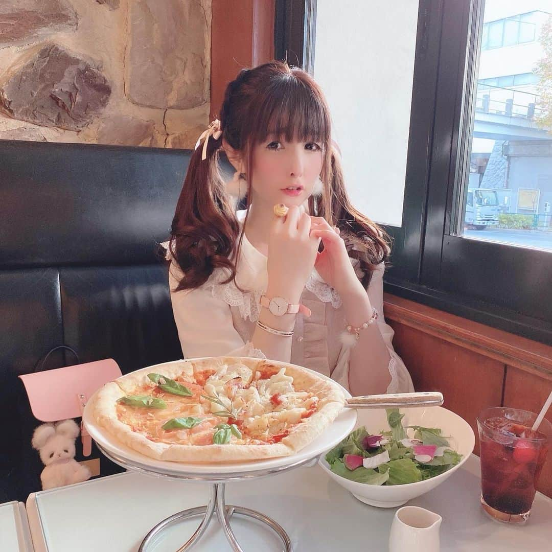 伊藤芽衣さんのインスタグラム写真 - (伊藤芽衣Instagram)「いつの日かの﻿ カワスタの﻿ ランチ休憩で…♡﻿ ﻿ つけていたアクセサリーを﻿ 紹介します♡﻿ ﻿ 三つ編みリボン＊﻿ sweet seasonさん♡﻿ （@sweetseason.maou ）﻿ ﻿ ピアス＊﻿ ゆめぐっず♡﻿ ﻿ 時計とブレスレット＊﻿ Daniel Wellington さん♡﻿ （@danielwellington ）﻿ ﻿ ブレスレット＊﻿ Pinky Magic*さん♡﻿ （@pinkymagic_kumi ）﻿ ﻿ リング＊﻿  &tさん﻿ （@andt_handmade ）﻿ です♡﻿ ﻿ ピンク×白　は﻿ いちばんめいちらしいコーデです◎﻿ ﻿ 腕時計も﻿ ベルトがやさしいピンクだと﻿ ガーリーコーデに﻿ ぴったりでうれしい♡﻿ ﻿ ♡♡♡♡♡﻿ ﻿ #ダニエルウェリントン　#DWニューイヤー　#pr﻿ #腕時計　#原宿ランチ　#原宿カフェ ﻿ #ハンドメイドアクセサリー　#ハンドメイド﻿ #ガーリーコーデ　#ガーリーファッション﻿ #ツインテールアレンジ  #ヘアアレンジ」1月16日 7時13分 - itoumei