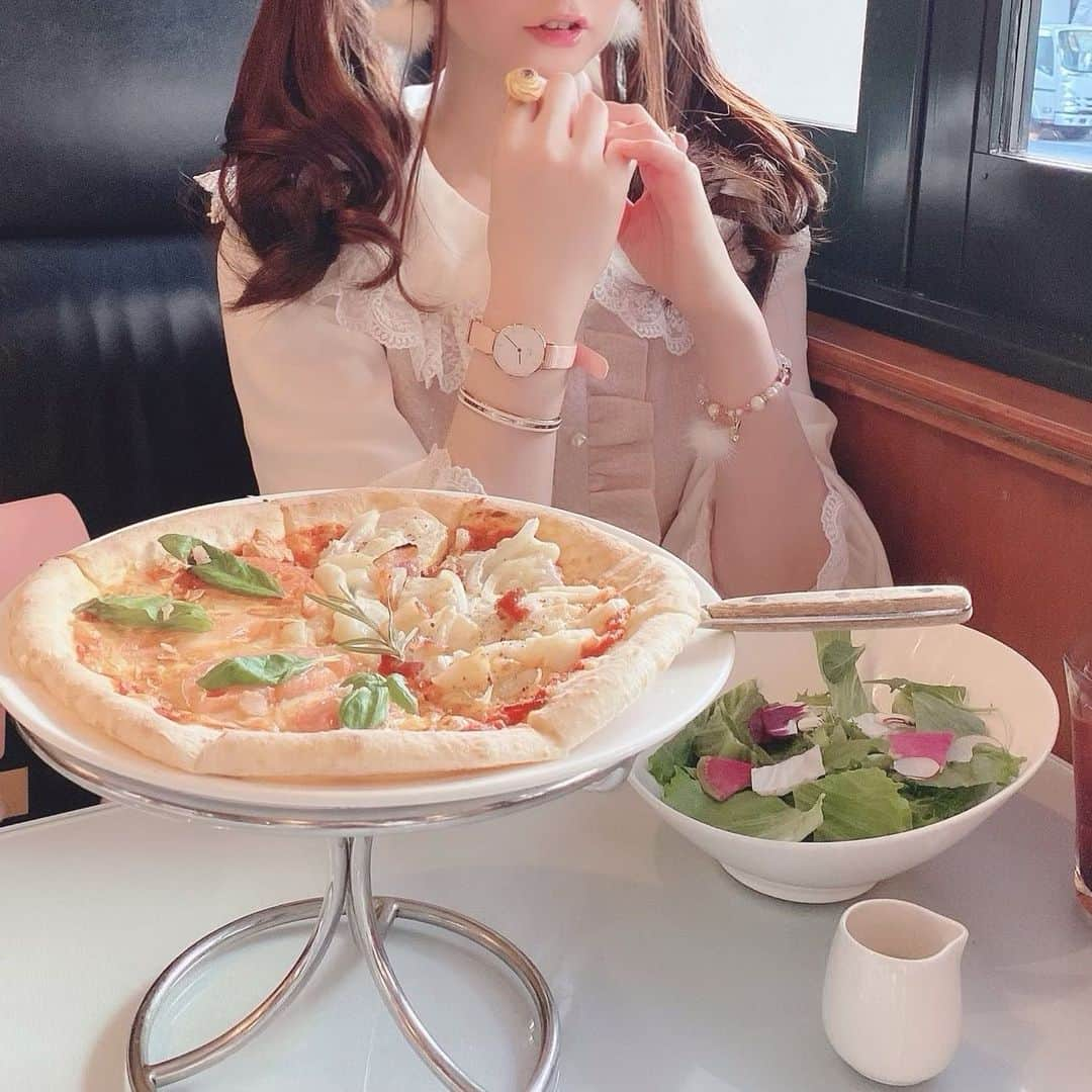 伊藤芽衣さんのインスタグラム写真 - (伊藤芽衣Instagram)「いつの日かの﻿ カワスタの﻿ ランチ休憩で…♡﻿ ﻿ つけていたアクセサリーを﻿ 紹介します♡﻿ ﻿ 三つ編みリボン＊﻿ sweet seasonさん♡﻿ （@sweetseason.maou ）﻿ ﻿ ピアス＊﻿ ゆめぐっず♡﻿ ﻿ 時計とブレスレット＊﻿ Daniel Wellington さん♡﻿ （@danielwellington ）﻿ ﻿ ブレスレット＊﻿ Pinky Magic*さん♡﻿ （@pinkymagic_kumi ）﻿ ﻿ リング＊﻿  &tさん﻿ （@andt_handmade ）﻿ です♡﻿ ﻿ ピンク×白　は﻿ いちばんめいちらしいコーデです◎﻿ ﻿ 腕時計も﻿ ベルトがやさしいピンクだと﻿ ガーリーコーデに﻿ ぴったりでうれしい♡﻿ ﻿ ♡♡♡♡♡﻿ ﻿ #ダニエルウェリントン　#DWニューイヤー　#pr﻿ #腕時計　#原宿ランチ　#原宿カフェ ﻿ #ハンドメイドアクセサリー　#ハンドメイド﻿ #ガーリーコーデ　#ガーリーファッション﻿ #ツインテールアレンジ  #ヘアアレンジ」1月16日 7時13分 - itoumei