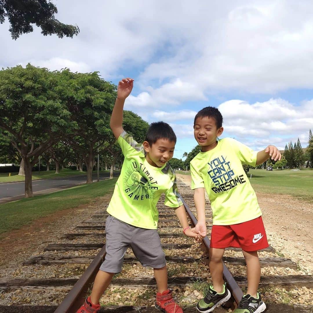 Noito Donaireさんのインスタグラム写真 - (Noito DonaireInstagram)「They play, they fight, they laugh, they cry... Raising these two boys to be the best of friends through it all.  Don't worry, that's not a real train track.  It's a real slow crawling trolley track lol  . #proudpapa #sons #ourloveinhumanform #Jarel #favoriteEldestson #Logan #favoriteYoungestson #fitfamily #healthyfamily #love #qualitytime #hawaii #vitaminD」1月16日 7時13分 - nonitodonaire
