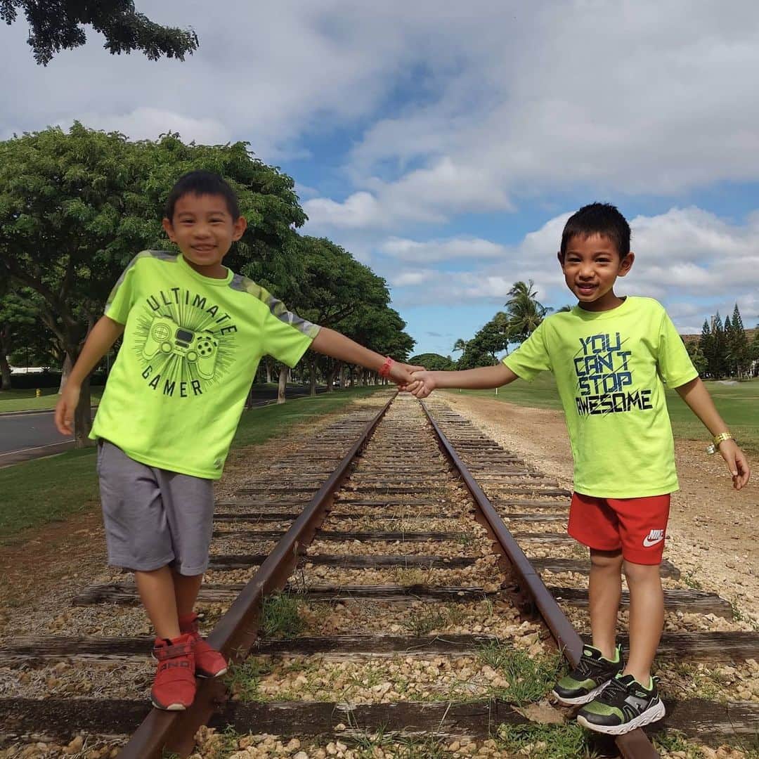 Noito Donaireのインスタグラム：「They play, they fight, they laugh, they cry... Raising these two boys to be the best of friends through it all.  Don't worry, that's not a real train track.  It's a real slow crawling trolley track lol  . #proudpapa #sons #ourloveinhumanform #Jarel #favoriteEldestson #Logan #favoriteYoungestson #fitfamily #healthyfamily #love #qualitytime #hawaii #vitaminD」