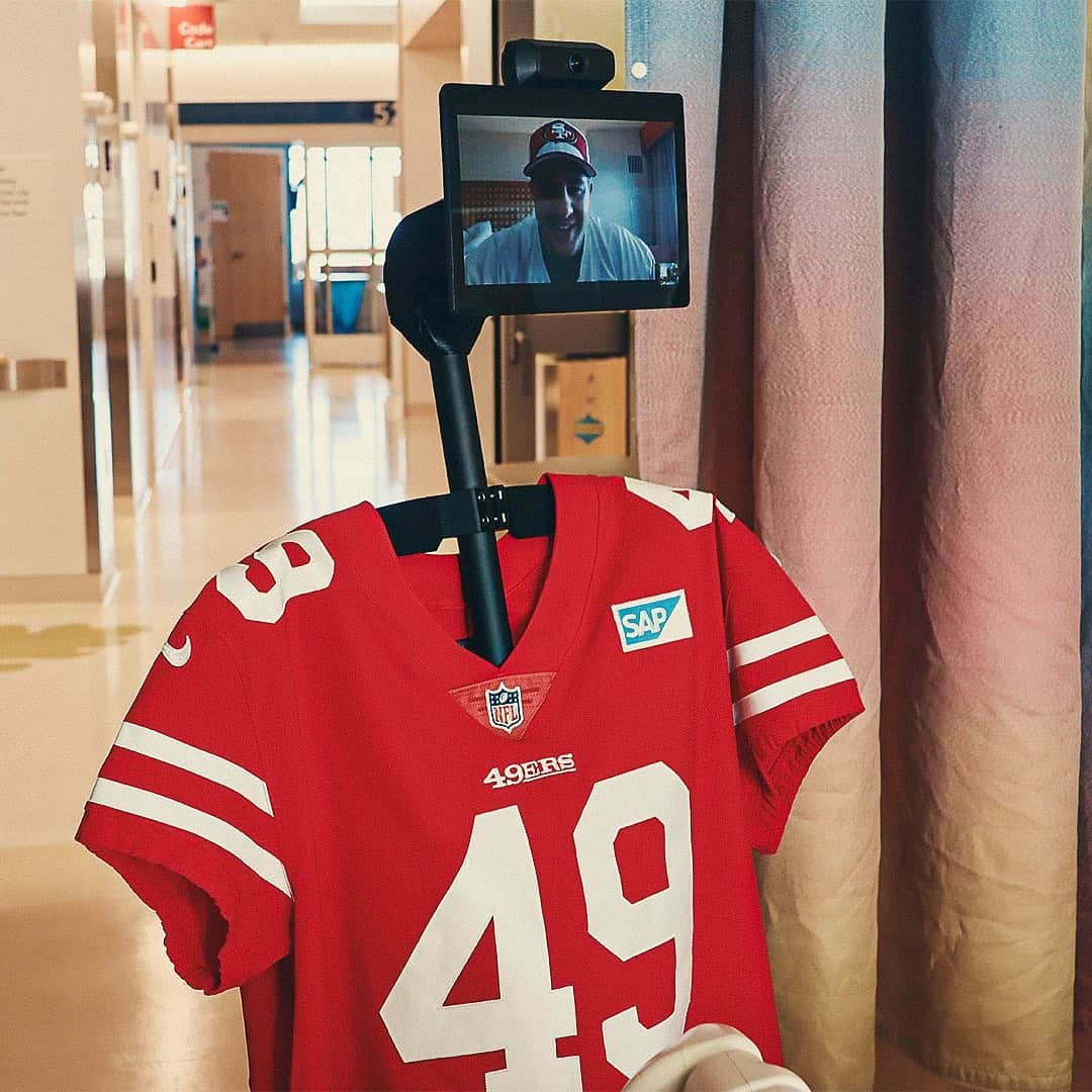 サンフランシスコ・フォーティナイナーズさんのインスタグラム写真 - (サンフランシスコ・フォーティナイナーズInstagram)「The 49ers, @dan_skill.94 and @invisalign teamed up to bring holiday cheer and smiles from miles away to pediatric patients in The Bay ❤️ #FTTB」1月16日 7時24分 - 49ers