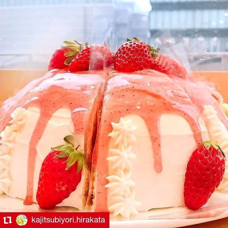 枚方T-SITEさんのインスタグラム写真 - (枚方T-SITEInstagram)「🍓いちご  苺  イチゴ①🍓  今朝の『おはよう朝日です 土曜日』の「映える 苺スイーツ」特集にて、12月に2FにOPENした『果実びより』の"ルシャポ"をご紹介いただきました！🍓  【INFORMATION】 ■2F 果実びより いちごのルシャポ  ※テレビでご紹介されたのはあまおうルシャポ(2500円)とびわいちごルシャポ(1600円)です。 ※イートイン&お持ち帰り ※写真のルシャポやパフェが必ずしも、ご用意があるとは限りませんので、予めご了承下さい/日々、季節のフルーツを使い、ルシャポやパフェ、フルーツサンドほかをラインナップ！その日その日のラインナップは店舗にてお問い合わせ下さいませ。  <ルシャポとは> ケーキのこと🍰フランス語で帽子を指し、フルーツで彩られたホールケーキたちはまるで鮮やかな帽子のように見えるため『ルシャポ』としている  #いちご#イチゴ#苺#🍓#いちごスイーツ #いちごケーキ#おうちカフェ#おうちスイーツ  #Repost @kajitsubiyori.hirakata • • • • • • . . いちごのルシャポ🍓♫ . ルシャポもフルーツは 季節によって変わります＾＾  . . ‪ \ ❁.* 12/11 新店OPEN 𖠚ᐝ /  広島で話題のCAFE🍇❤︎看板メニューのルシャポ(ケーキ)、フルーツたっぷりのデザートが自慢のカフェです！！ . インスタアカウントが消えてしまいまい、再度作成いたしました😭😭✨ぜひ投稿やストーリーでのシェアお願いいたします！！✊★ . ぜひ果実びより枚方店にて フルーツ&スウィーツの 「 至福のひと時 」を お過ごしください＾＾💐❤︎ . ▫️枚方T-SITE 2F ▫️営業時間10:00~20:00 . . Other Store 🍇 . ▫️果実びより 広島レクト店 @kajitsu.biyori ▫️果実びより 大阪枚方店 @kajitsubiyori_osaka_hirakata ▫️果実びより 小倉店 @kajitsubiyori_kokura . #果実びより大阪枚方店 #果実びより枚方TSITE店 #大阪 ##枚方市駅 #枚方グルメ #枚方スイーツ  #枚方デザート #枚方tsite #hiraka#枚方カフェ  #枚方パフェ #枚方パンケーキ  #枚方ランチ #枚方カフェ巡り #大阪スイーツ  #大阪デザート #大阪カフェ  #大阪パフェ  #大阪ランチ #大阪グルメ」1月16日 7時16分 - hirakata_tsite