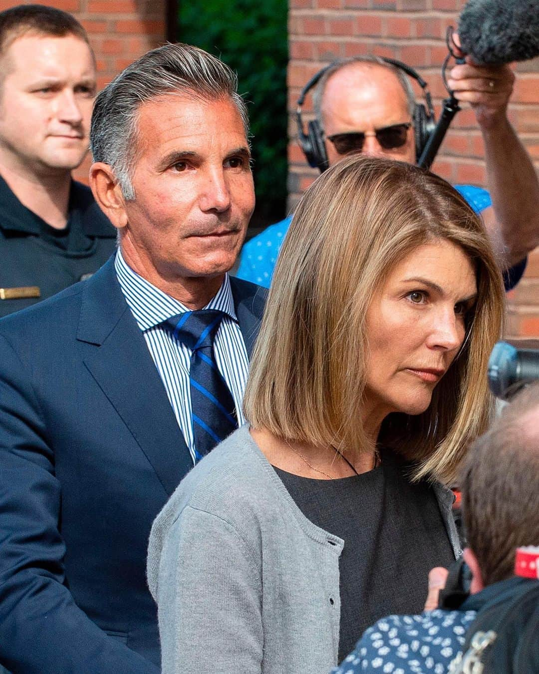 E! Onlineさんのインスタグラム写真 - (E! OnlineInstagram)「After 56 days in solitary confinement, Lori Loughlin's husband Mossimo Giannulli is requesting an early release. Link in bio for why his lawyer filed an emergency motion based on "severe circumstances." (📷: Getty Images)」1月16日 7時17分 - enews