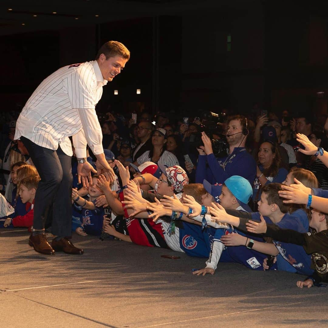 シカゴ・カブスさんのインスタグラム写真 - (シカゴ・カブスInstagram)「We’re missing Cubs fans a little extra this weekend. 💙 Share your favorite #CubsCon memories with us using #CubTogether!」1月16日 7時17分 - cubs