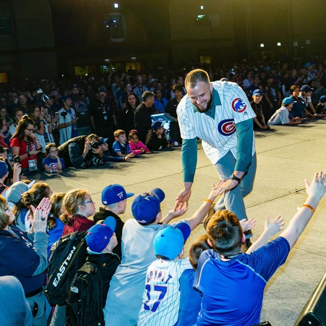 シカゴ・カブスさんのインスタグラム写真 - (シカゴ・カブスInstagram)「We’re missing Cubs fans a little extra this weekend. 💙 Share your favorite #CubsCon memories with us using #CubTogether!」1月16日 7時17分 - cubs