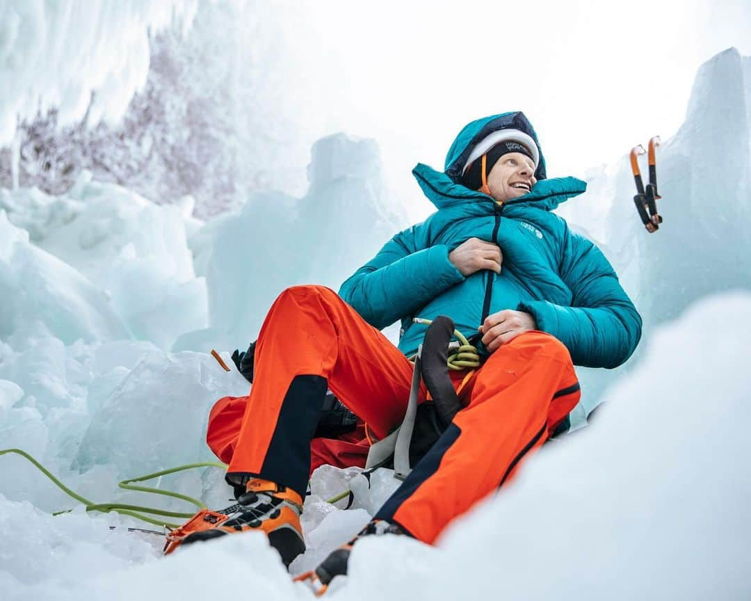 マウンテンハードウェアのインスタグラム：「You’ve probably heard a lot of people mention layering, but what does it mean exactly and how do you use it to your advantage? Winter activities require you to be extremely aware of your body temperature. A system that keeps you warm and dry can make the difference between fun and misery, and it’s just as important to your overall safety as any of your gear. This article gives a rundown of each layer you’ll want to think about while outside. (Get your guide to layering for the cold: link in bio.) Photo: @jonglassberg.」