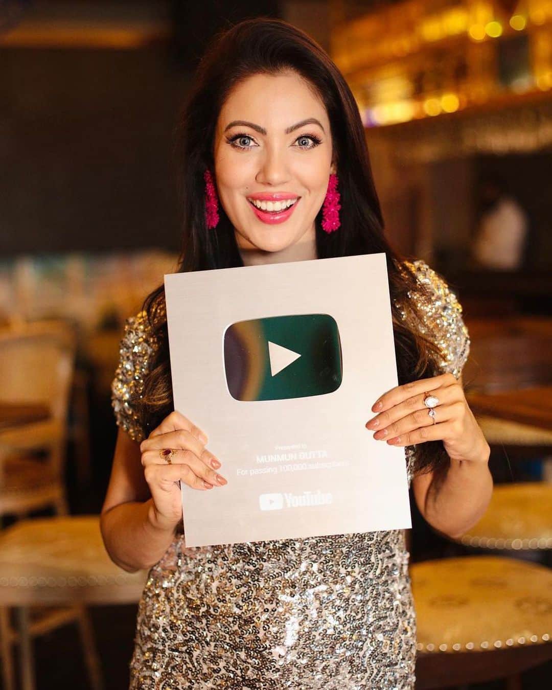 YouTubeさんのインスタグラム写真 - (YouTubeInstagram)「➡️ Swipe to celebrate the silver Play Button joy with @mmoonstar! 😁 And be sure to check out today’s story for more recent #YouTubeCreatorAwards recipients. 🏆」1月16日 7時30分 - youtube
