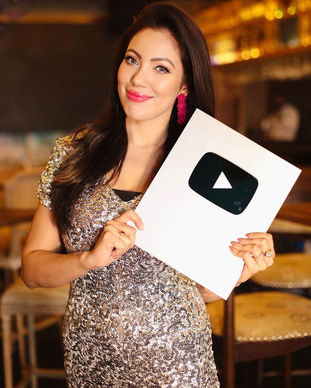 YouTubeさんのインスタグラム写真 - (YouTubeInstagram)「➡️ Swipe to celebrate the silver Play Button joy with @mmoonstar! 😁 And be sure to check out today’s story for more recent #YouTubeCreatorAwards recipients. 🏆」1月16日 7時30分 - youtube