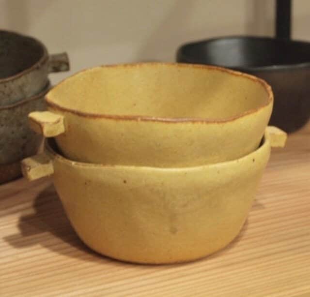 Komerco-コメルコ-さんのインスタグラム写真 - (Komerco-コメルコ-Instagram)「. ほっこりスープであったまろう😋  三重県菰野町で夫婦で作陶を行う #クラフト石川 さん。 使い勝手の良い器やお鍋を、手作業で作っています。  こちらは、たっぷり入るスープボウル。 サラダや副菜、汁気のある煮物などにも重宝します🎶  色は、こちらの #おこげ を含めて全６種。 色違いで揃えてみても食卓が楽しくなりそうですね〜！  ------------------------------- クラフト石川／手付切立スープボウル　おこげ　 https://komer.co/products/YA7W0izuWKG5OUD0Z6er  ▷こちらの作品はKomercoアプリとWebサイトでクリエイターから直接ご購入いただけます。 ホーム画面の検索窓で「クラフト石川」と検索してください🔎  ▷Web版はプロフィールリンクから📲 @komerco_official  ▷iOS版アプリのダウンロードはAppStoreにて「Komerco」または「コメルコ」と検索🔎 -------------------------------  #komerco #コメルコ #cookpad #クックパッド #komercoごはん #料理をもっと楽しく #おうちごはんを楽しもう #おうちごはん #instafood #foodpic #cookinglove #手しごと #komercoフード #お取り寄せ #お取り寄せグルメ #三重県 #菰野町 #クラフト石川 #たたら成形 #ボウル #うつわ #器 #スープボウル #贈り物 #サラダ #取皿」1月16日 7時30分 - komerco_official