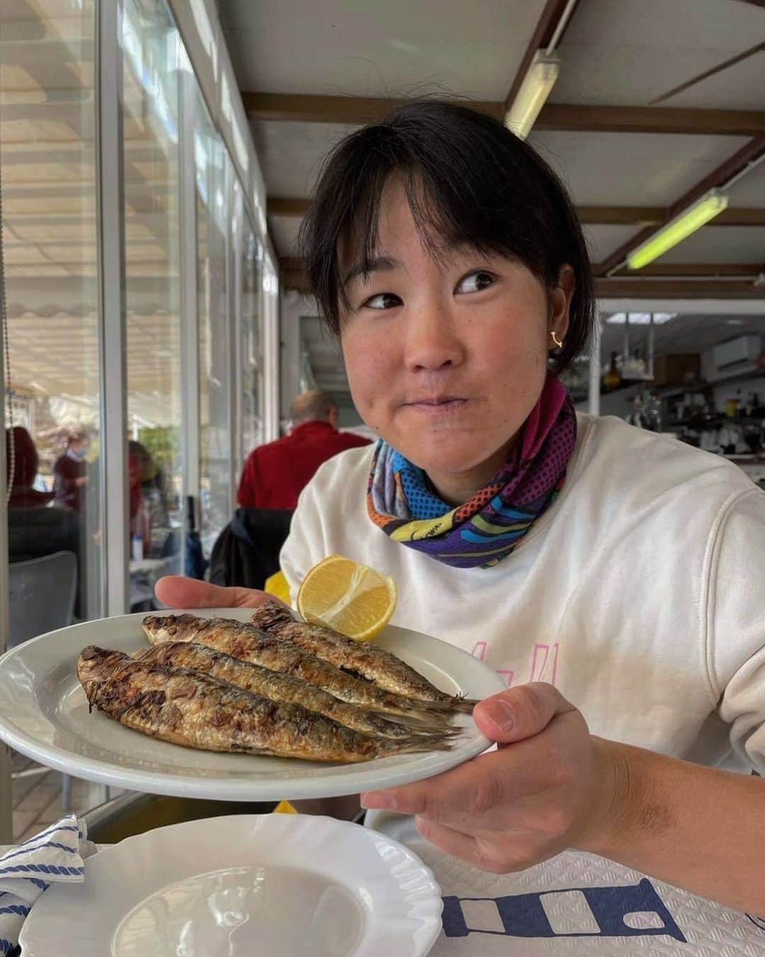 與那嶺恵理のインスタグラム：「Cuatro sardinas, Por favor 🐟🐟🐟🐟 because it’s weekend 🤤 . . Getting good fish oils these days 💙  Fresh food, Good nutrition with lots of miles are important and necessary for physically also mentally 😋 . . Have a nice weekend everyone 🤘🏻🤘🏻 #今日のエリさん」