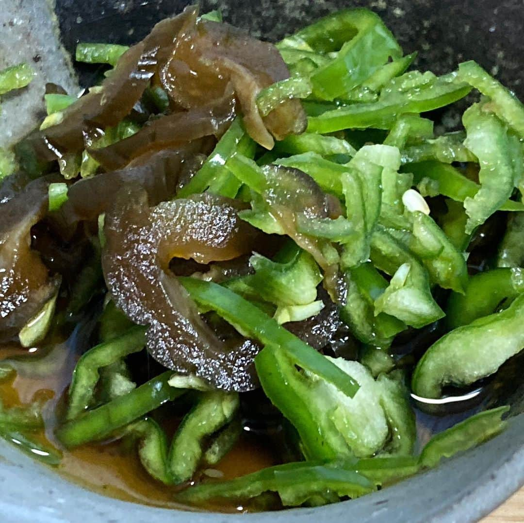 柳家さん生さんのインスタグラム写真 - (柳家さん生Instagram)「1/16朝ご飯だぁ〜 野菜あげ天と白菜卵とじ ピーマン胡瓜てっぽう漬け和え おろし納豆 豆腐人参味噌汁 玄米ご飯🍚 木の花屋のてっぽう漬け汁での和え物はおいひぃ😍」1月16日 7時33分 - waraiguma1957